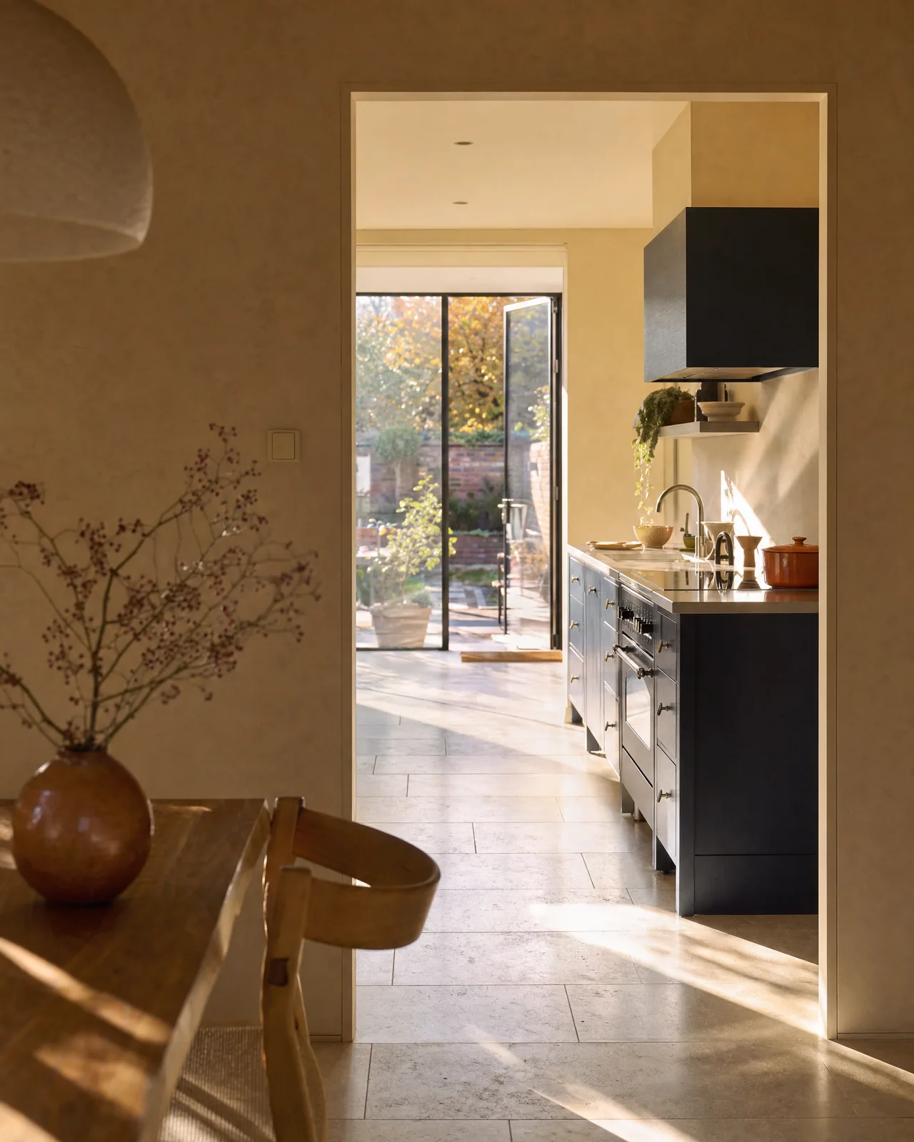 Sfeerillustratie van een rustige, lichte woning met uitzicht op de tuin